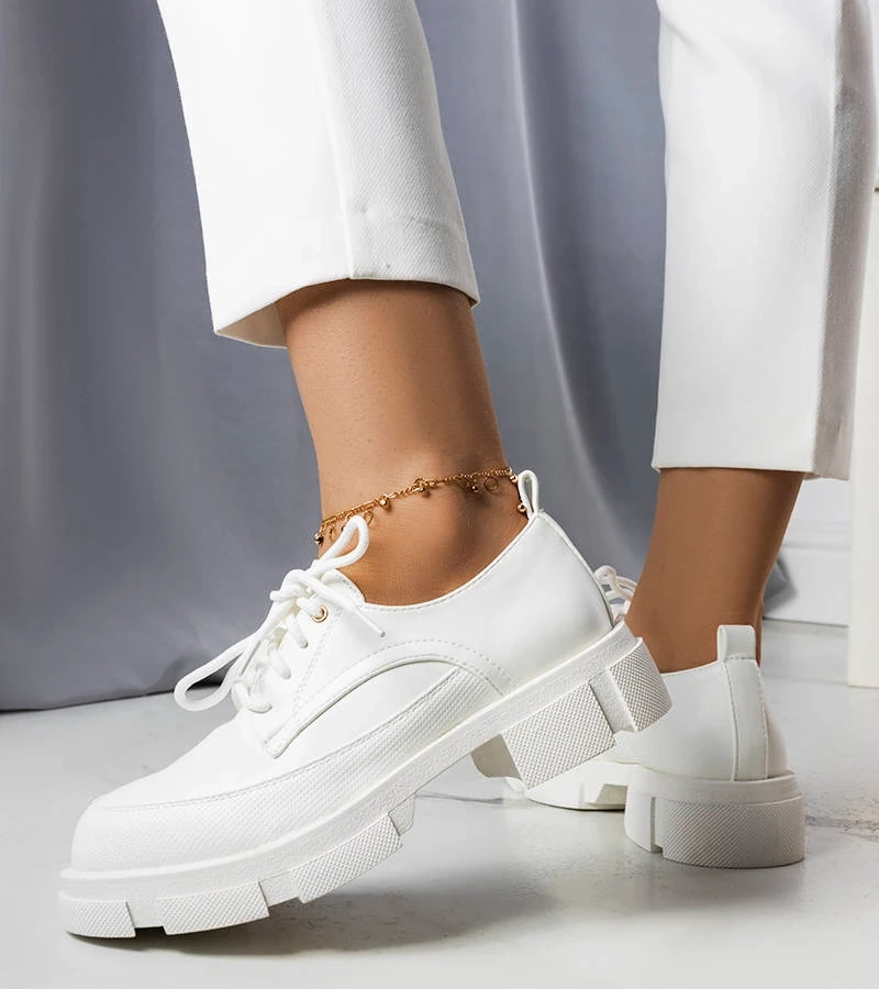 Jumătate de pantofi albi pe o talpă solidă Kay