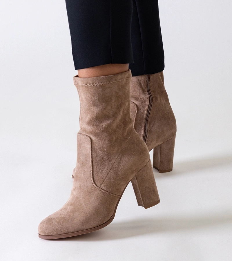 Botine bej ajustate cu toc înalt din eco-velur Haner.