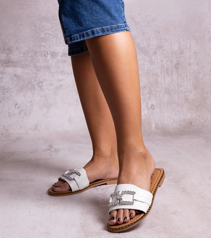 Papuci albi cu o cataramă decorativă de la Rochael