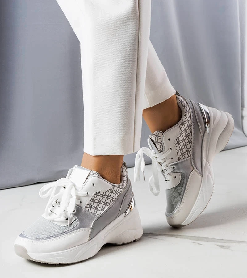 Adidași gri, înfrumusețați cu monogramă Lora