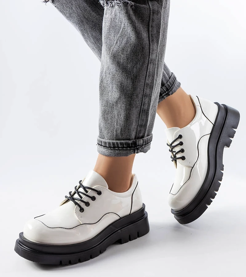 Jumătate de pantofi albi pe o talpă Cheshire solidă