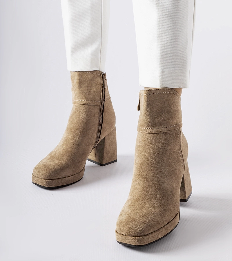 Cizme gri pe un post masiv Itaf