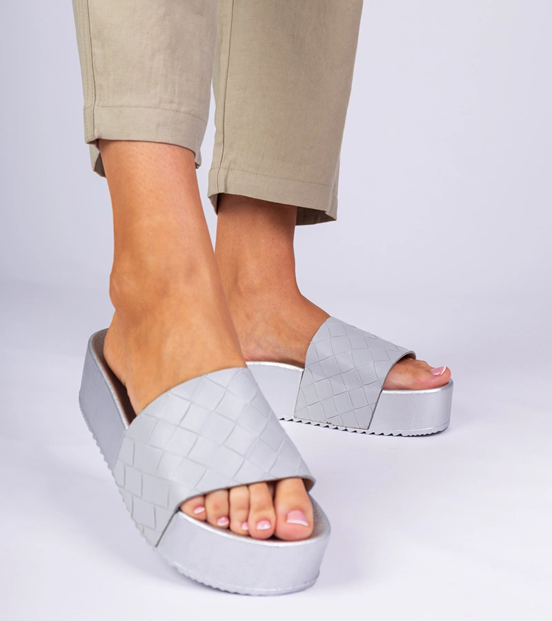 Papuci gri cu relief Kelisa