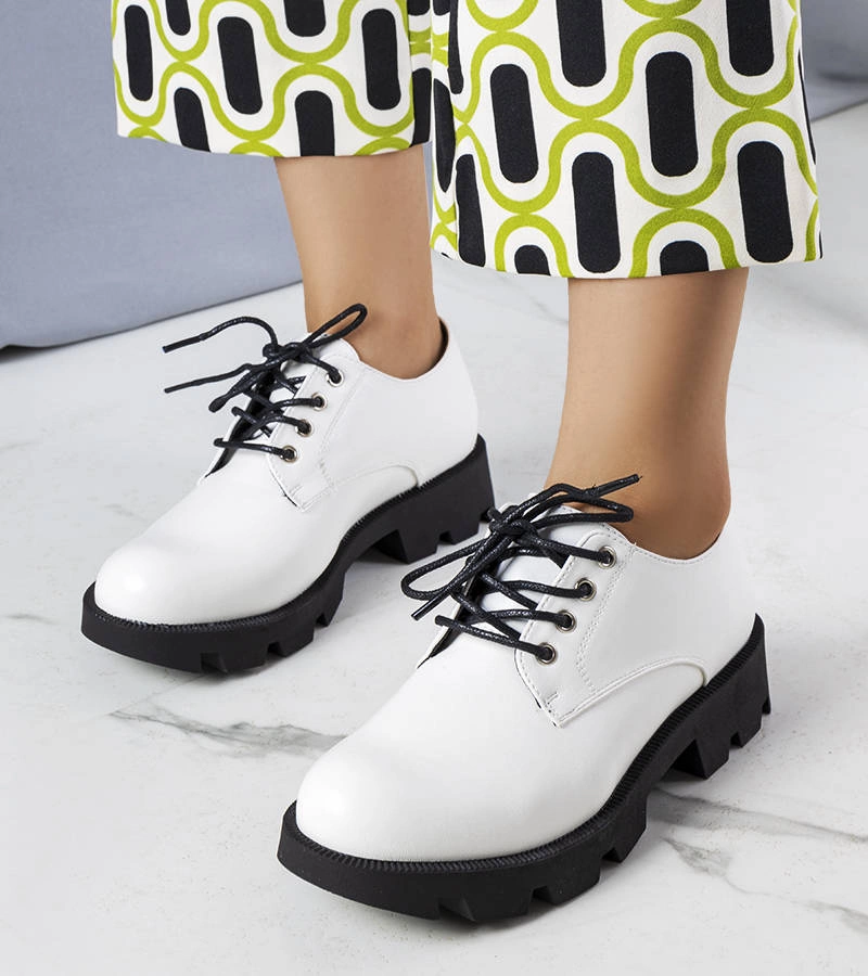 Pantofi de culoare albă pe o talpă Josephine solidă