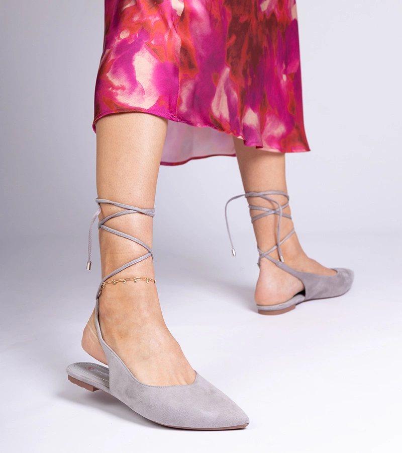 Pantofi gri cu toc jos legați la gleznă Karlioz