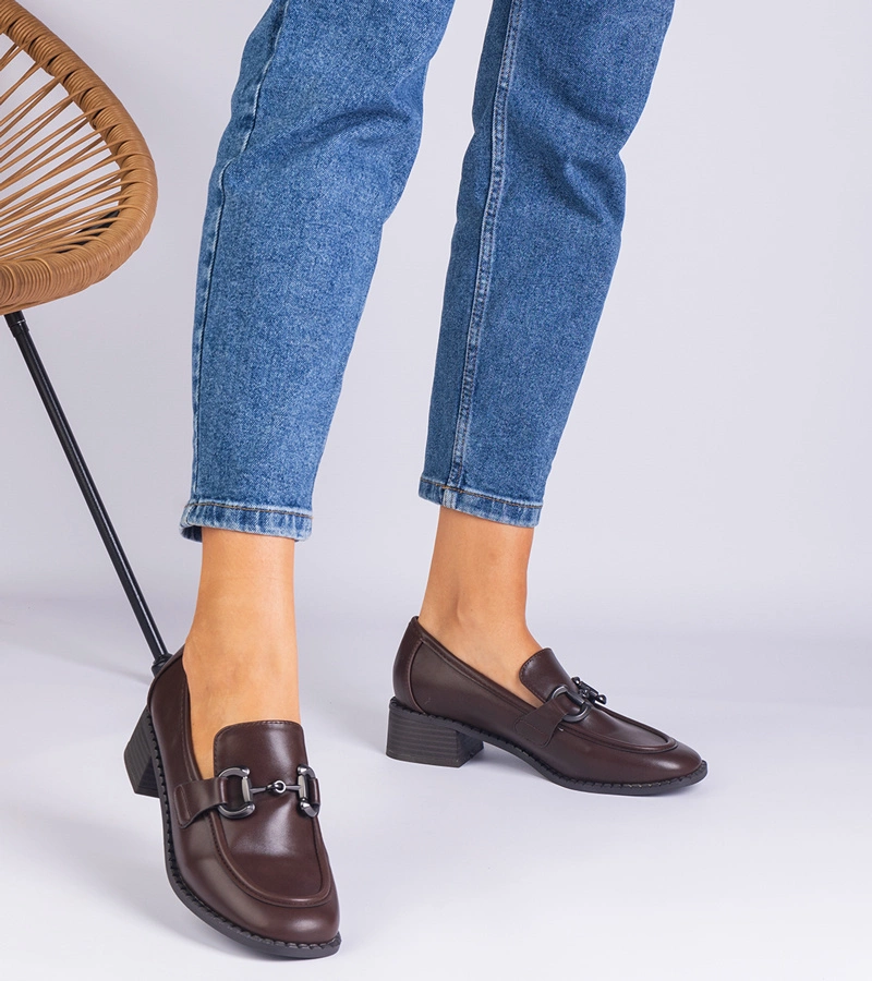 Pantofi maro de damă cu toc și ornament metalic Sopolino