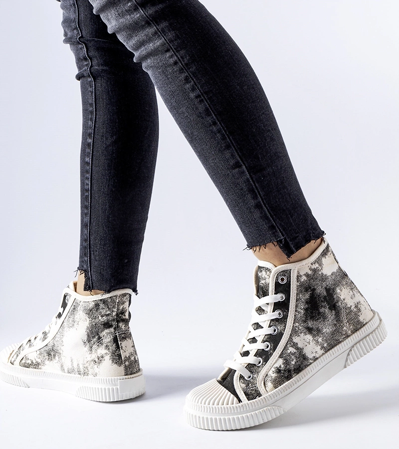 Tenisii negri cu zgârieturi Turistico