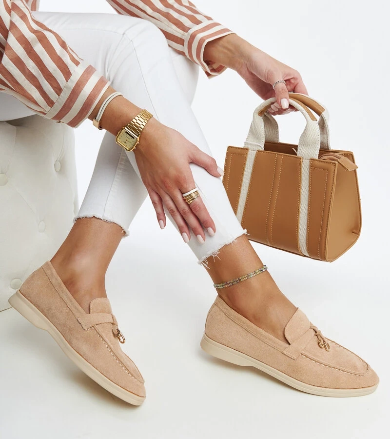 Mocasini bej cu pandantiv metalic Fiorano