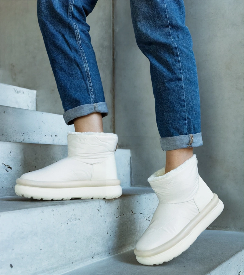 Cizme de zăpadă bej calde pe platformă Cores.