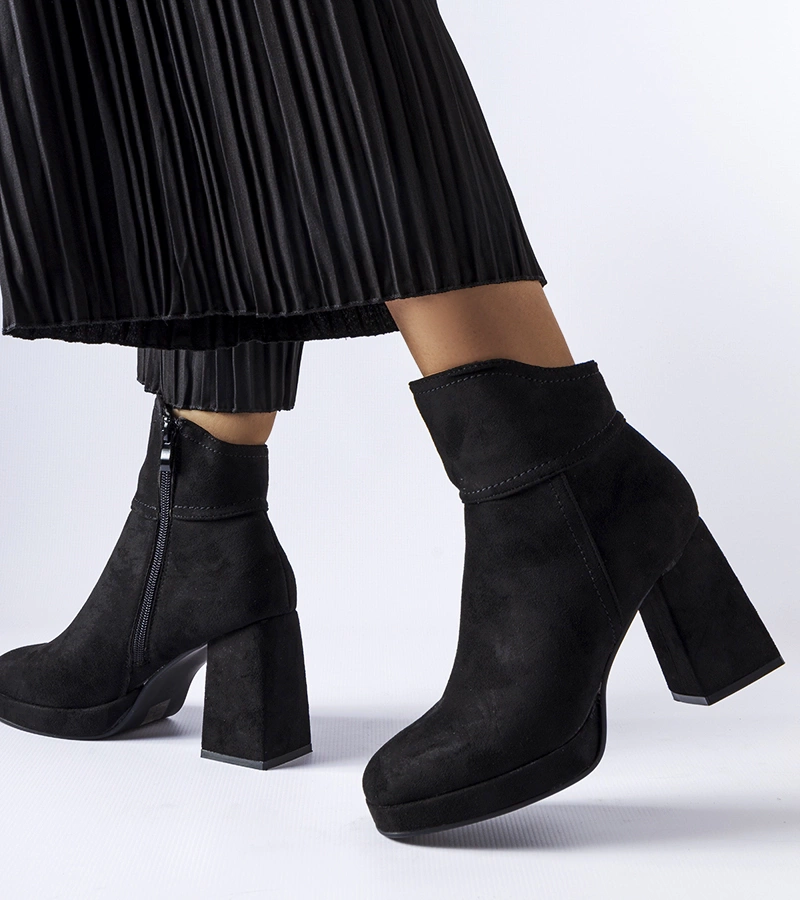 Cizme negre pe un post masiv Itaf