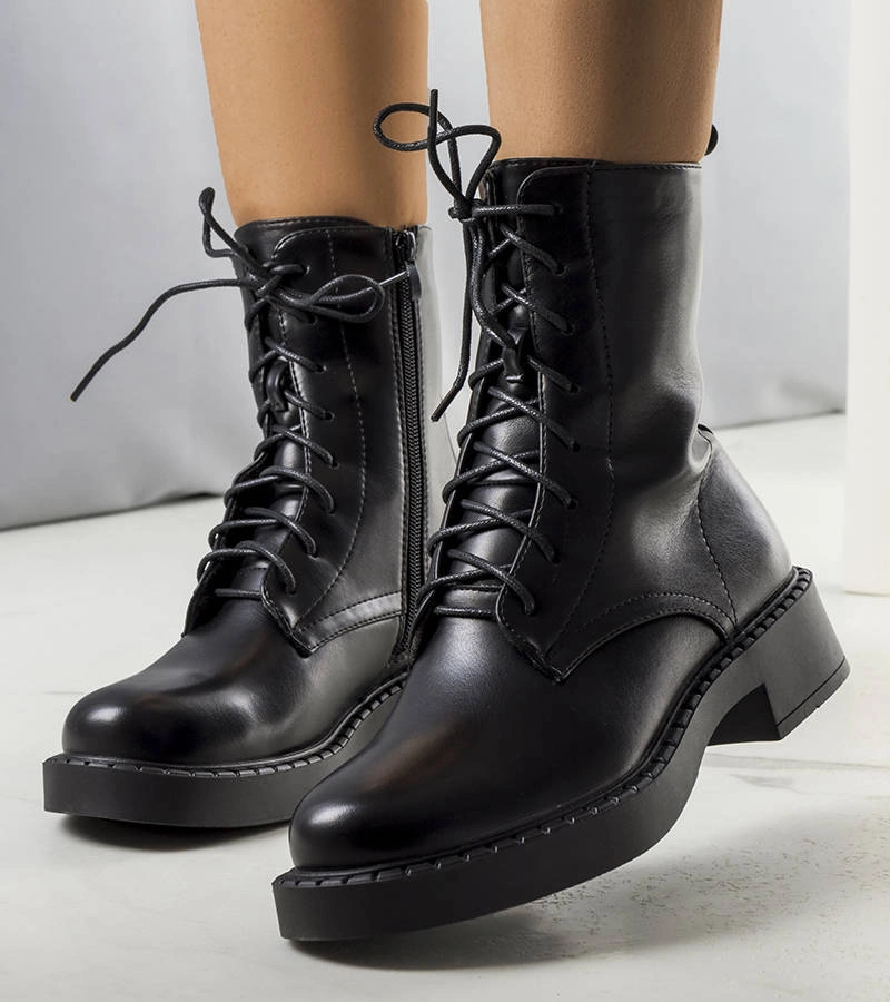 Cizme de vânătoare izolate negre Ildar