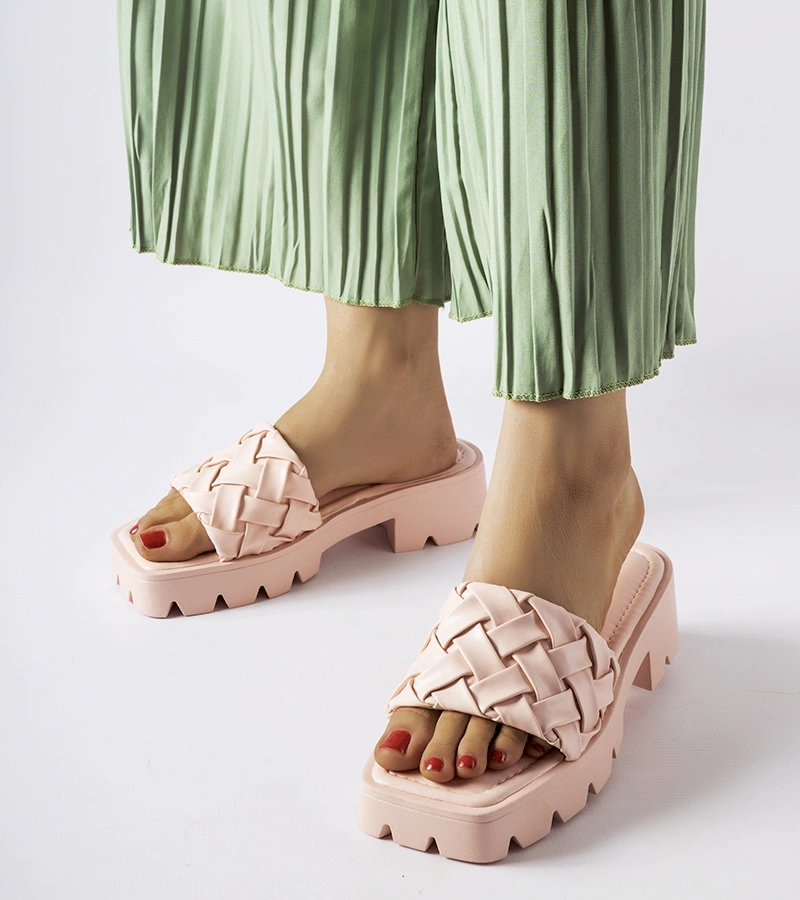 Flip-flops roz pe talpă de tractor de Lora
