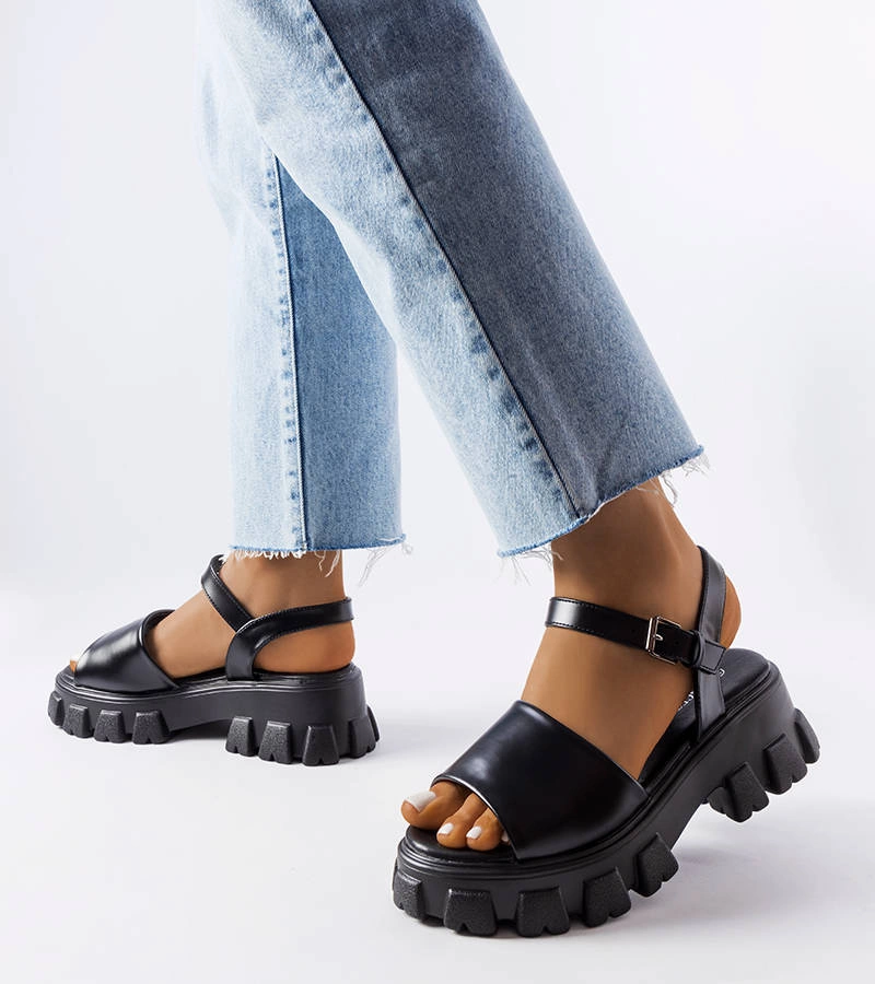 Sandale negre cu talpă solidă de Vinceza