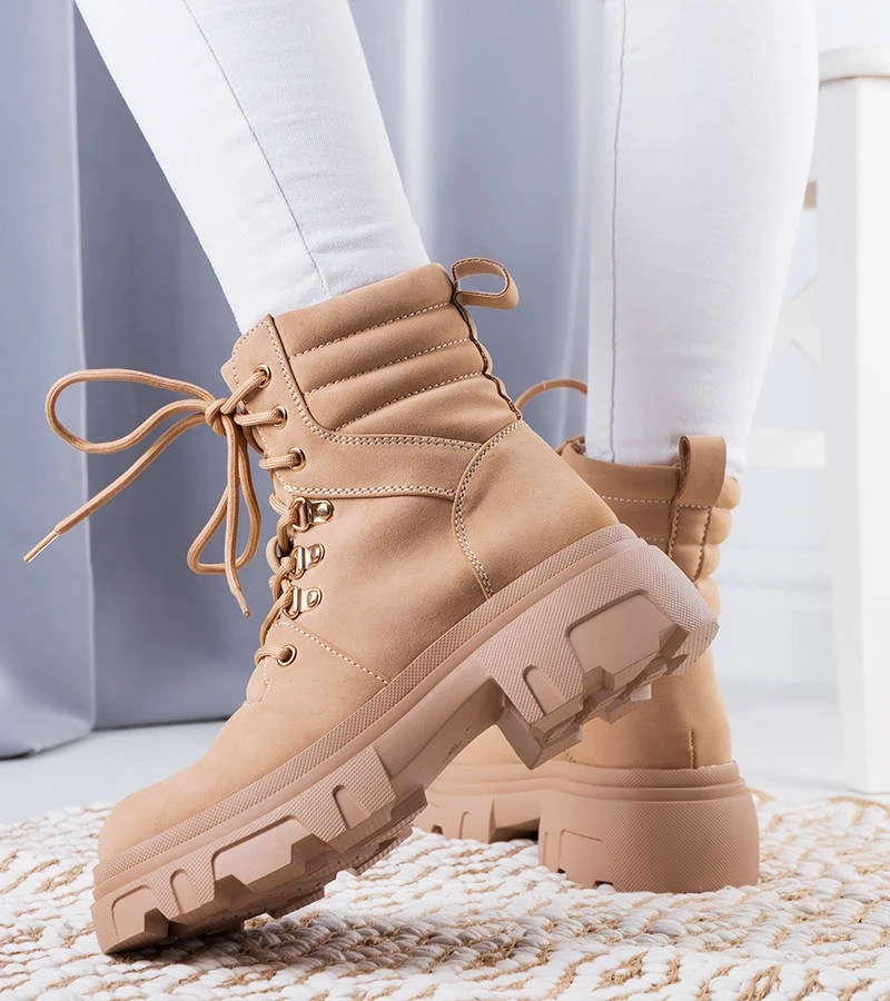 Cizme bej pe o talpă solidă Lyric