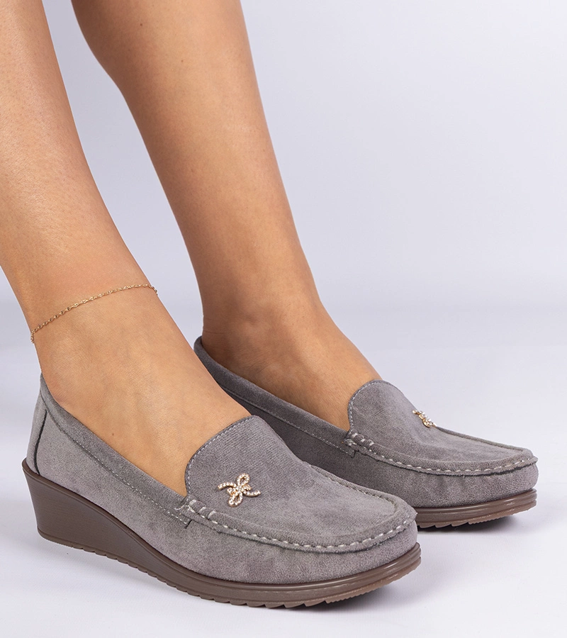 Sarimi pantofi mocasini gri pentru femei pe pană din piele ecologică