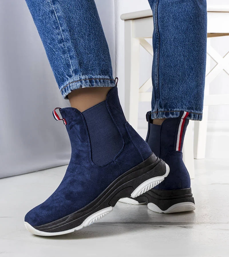 Cizme Takani izolate albastru marin