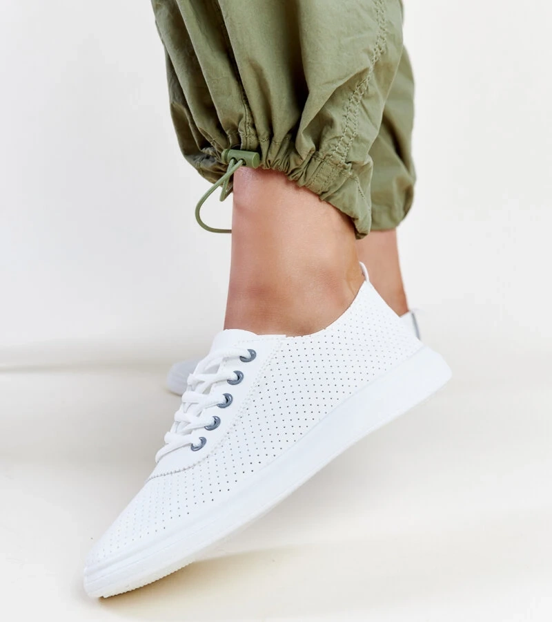 Tenișii albi ai Katinka