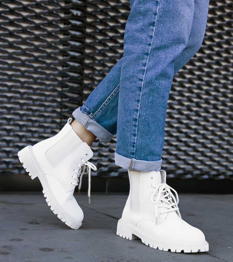 Botinele trapper călduroase Brayna de culoare bej deschis.