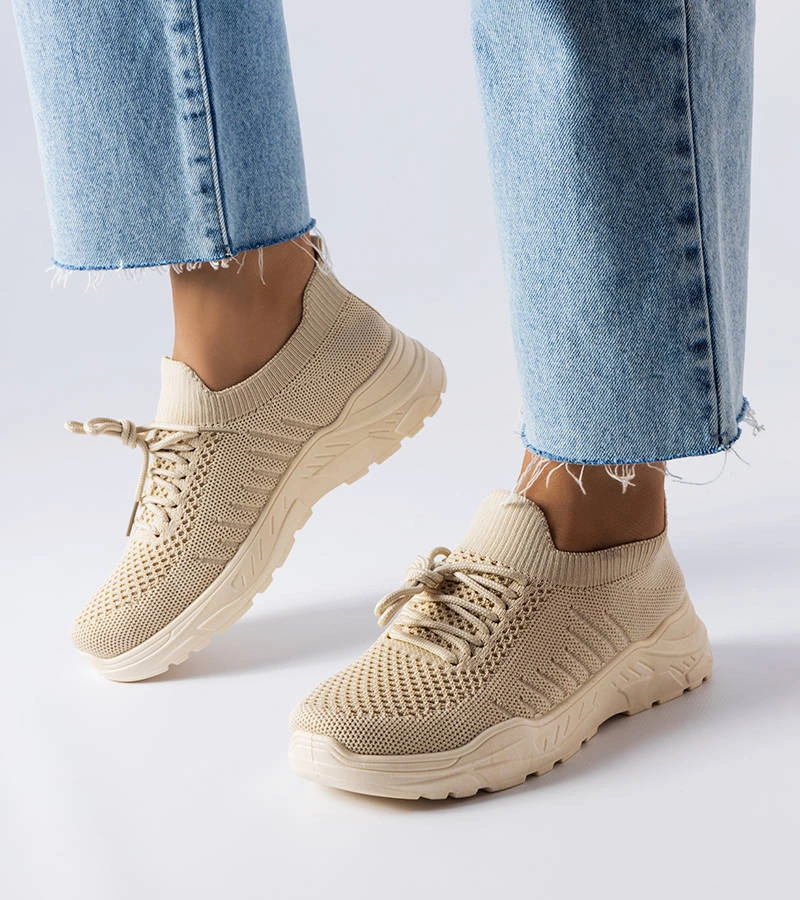 Adidași bej cu partea superioară elastică de Gois