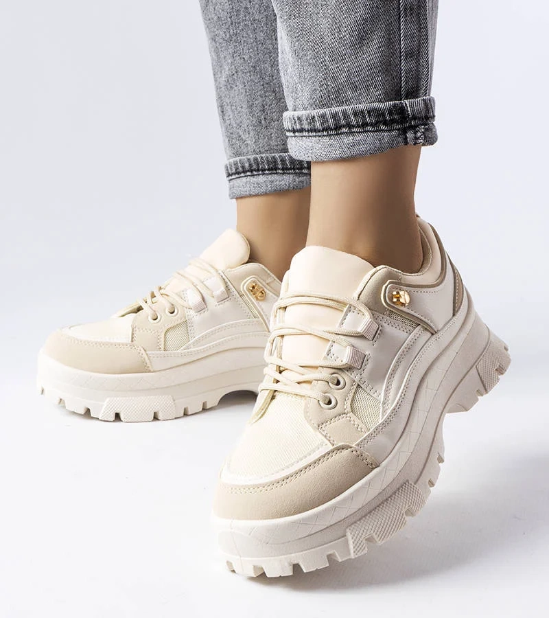 Jumătate de pantofi bej pe o talpă cu un protector Via