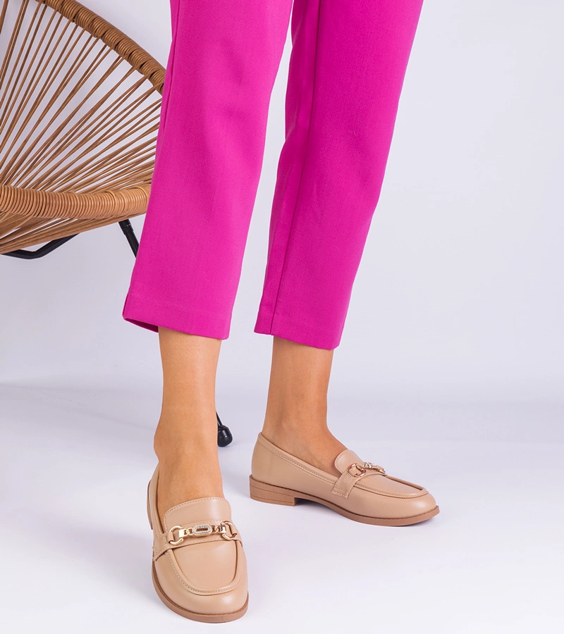 Mokasini bej pentru femei cu ornamente aurii și pietre strălucitoare Mikasa