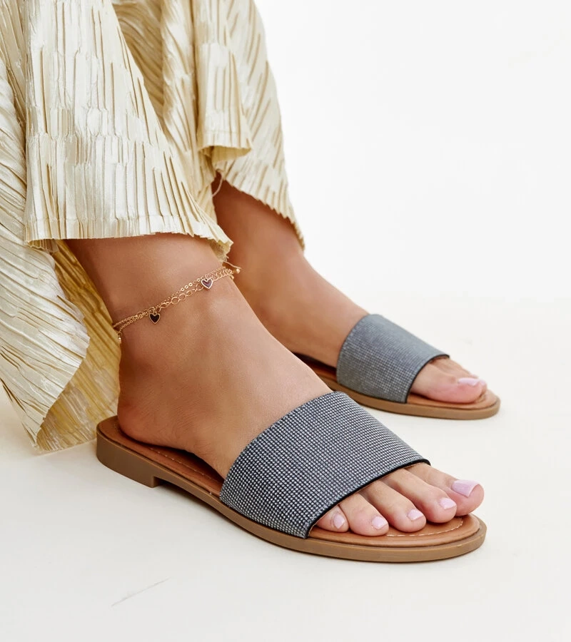 Pantofii negri lucitori ai lui Anil.