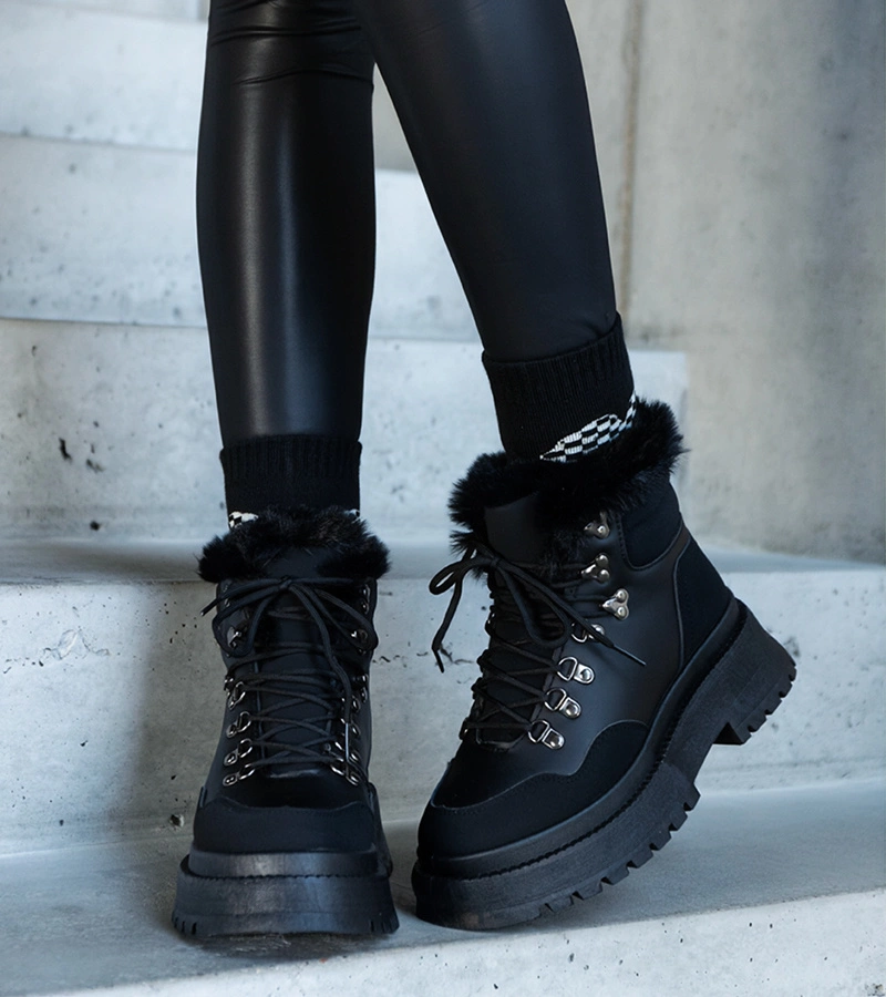Cizme negre masive pe platformă cu blană Estrada.