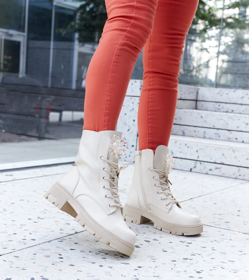 Cizme bej cu margele de la Accadia