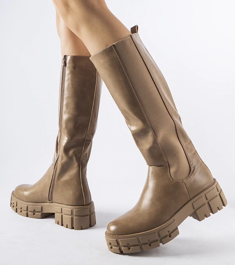 Cizme plate maro izolate Ceredano