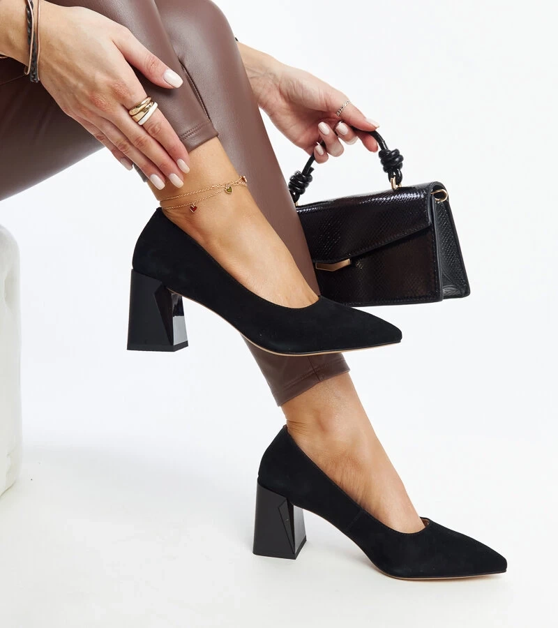 Pantofi negri de piele pe toc de la Vinceza