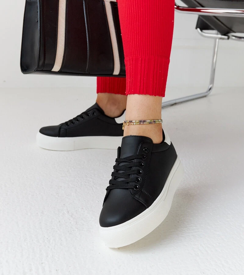 Adidași negri cu talpă groasă Ruta