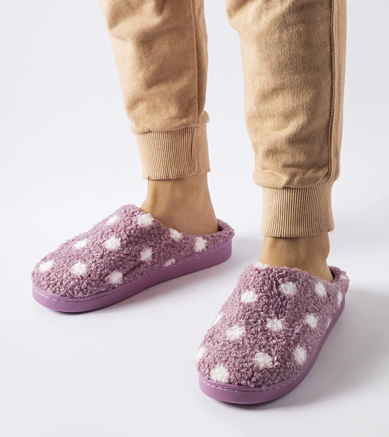 Pantofii călduroși mov cu buline albe Laino.