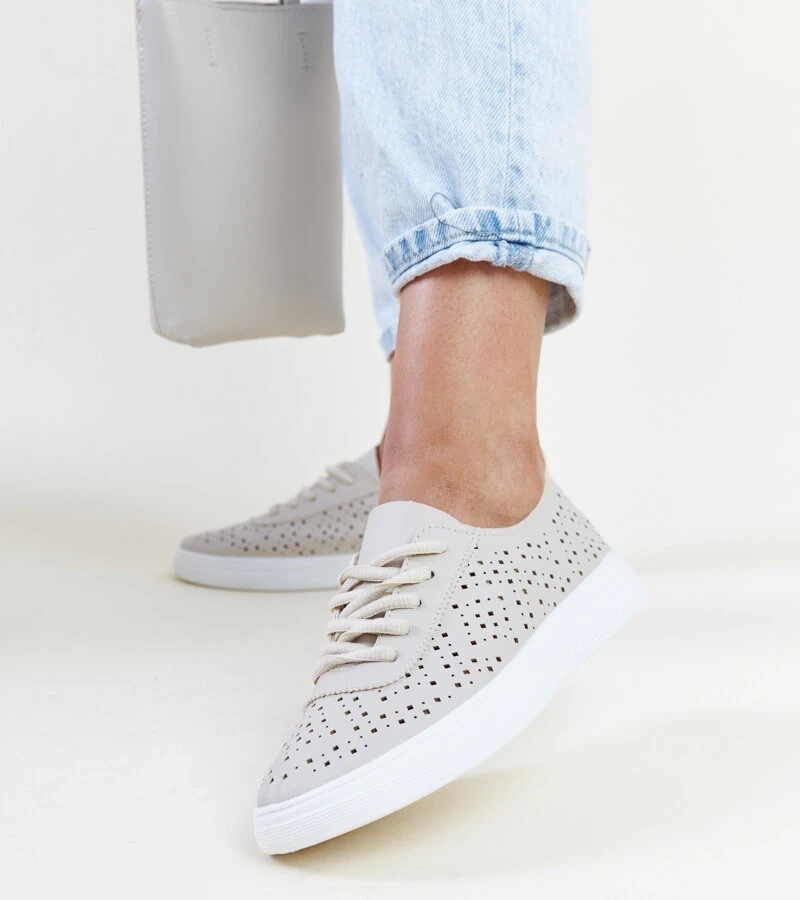 Teniși Manoek cu broderie bej