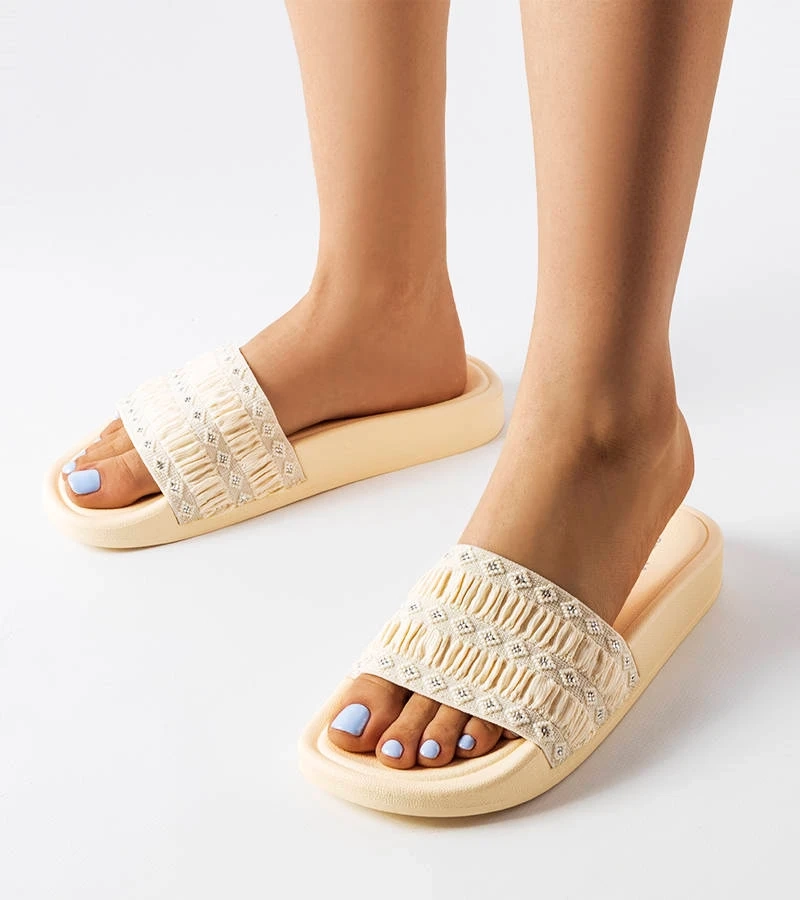 Șlapi bej înfrumusețați cu creion Ernest