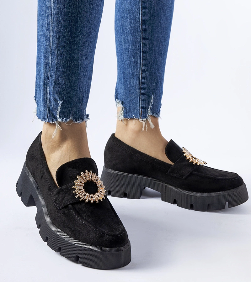 Mocasin negru decorat cu o cataramă Stanislas.