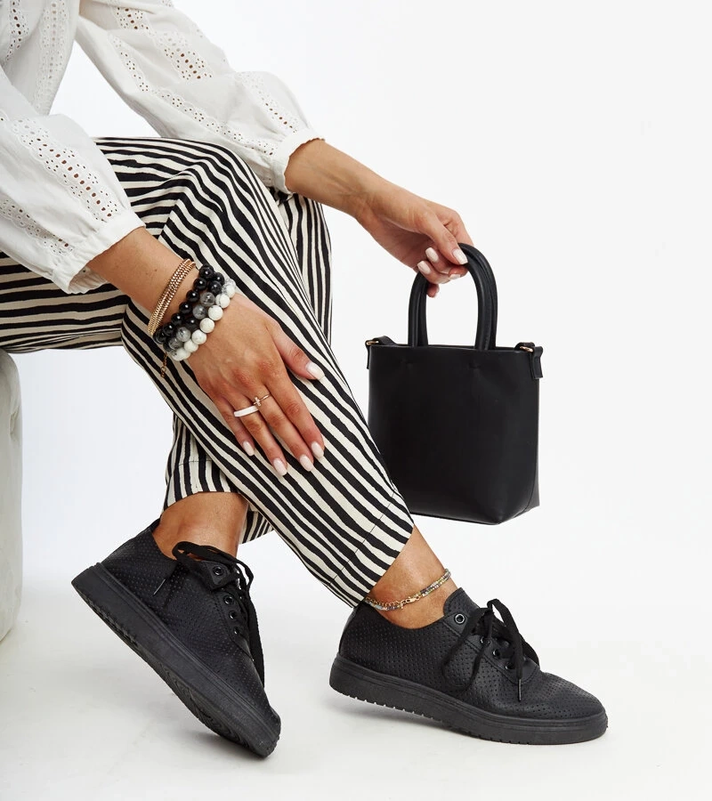 Teniși negri perforați de la Segana