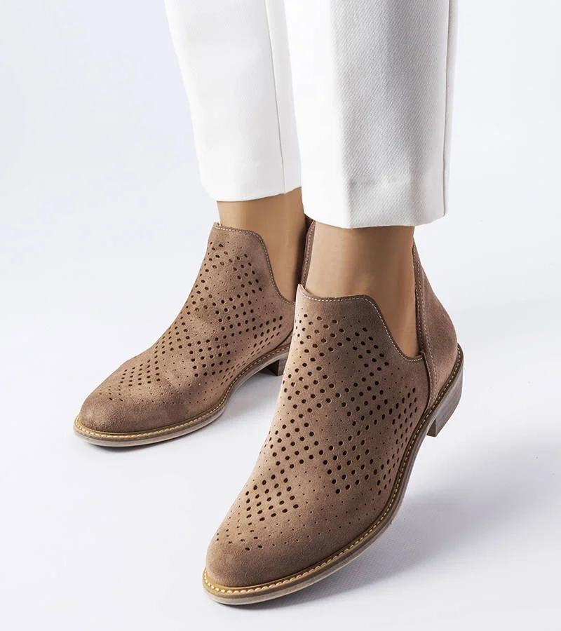 Cizme maro din piele traforată Karino