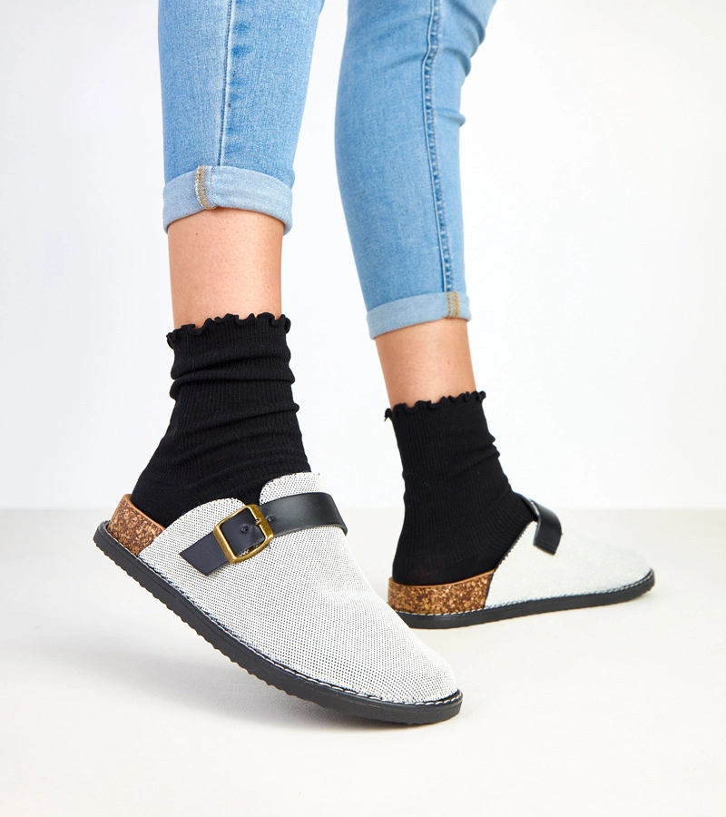 Papuci negri pe platformă de plută cu cataramă Polly