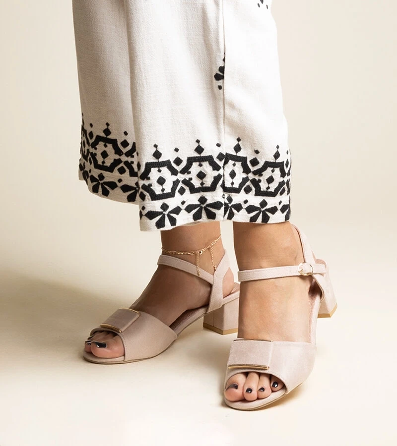 Sandale bej cu toc mic de la Frederica