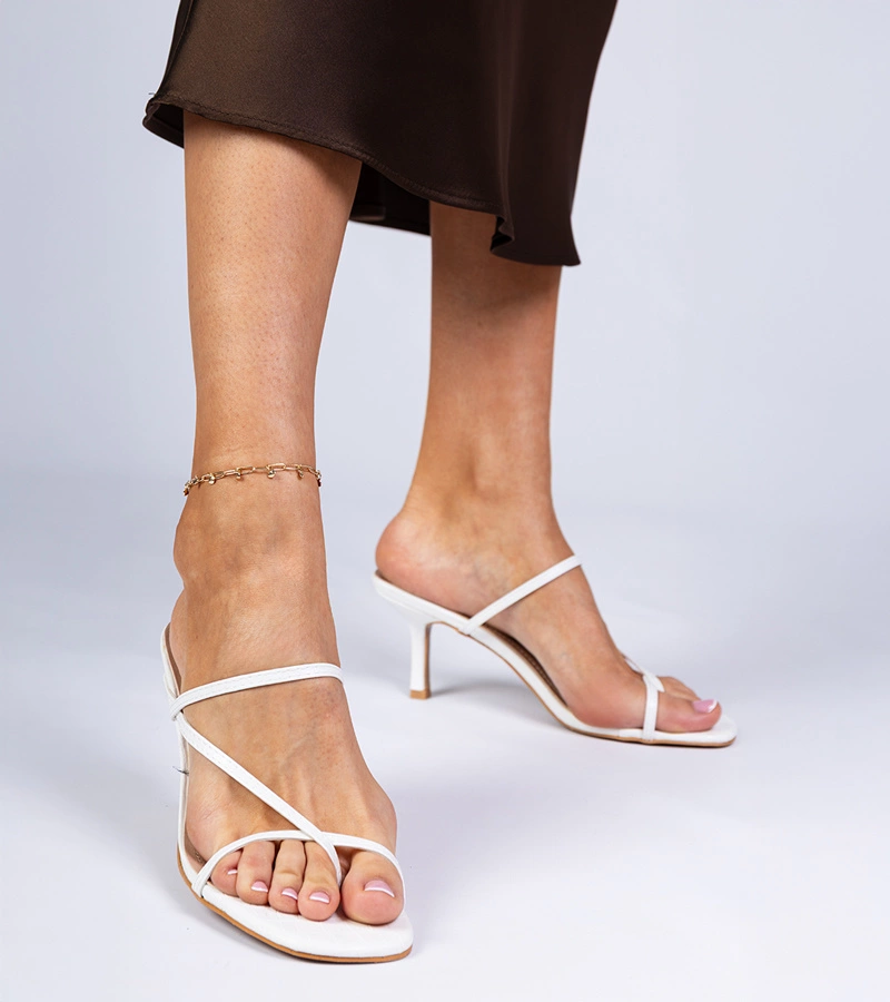 Kapilon papuci albi eleganți cu toc subțire