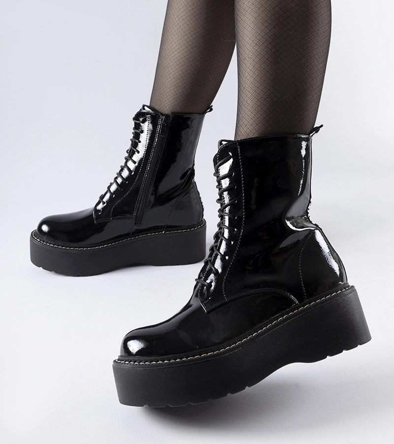 Bocanci negri lucioși cu platformă Leos