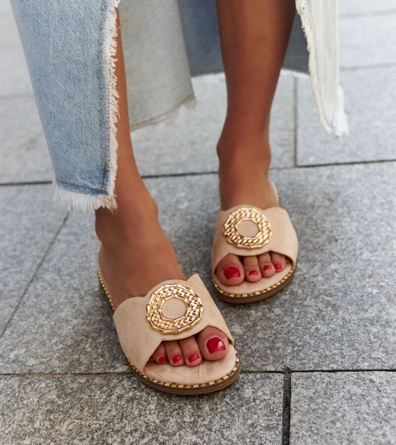 Papuci bej cu inserție de piele Buenas