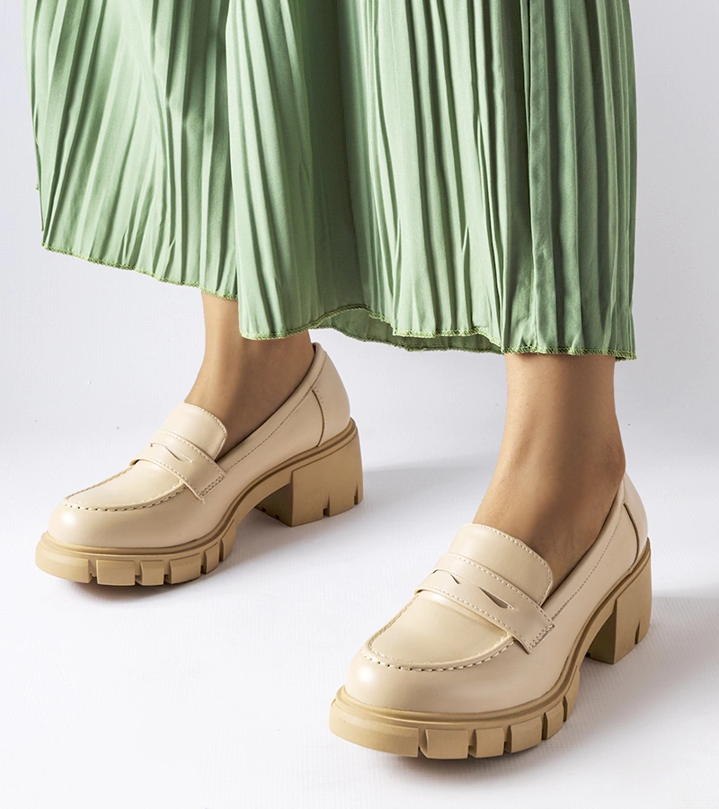 Mocasini clasici bej pe un bloc Dina