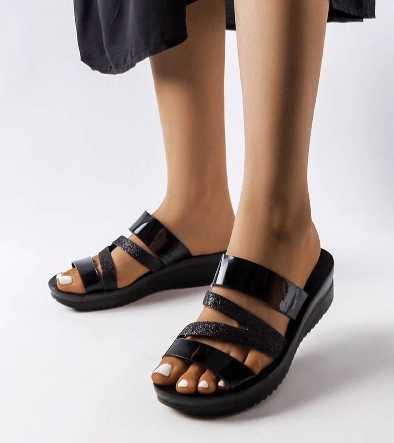 Șlapii negri și lucioși ai lui Lola