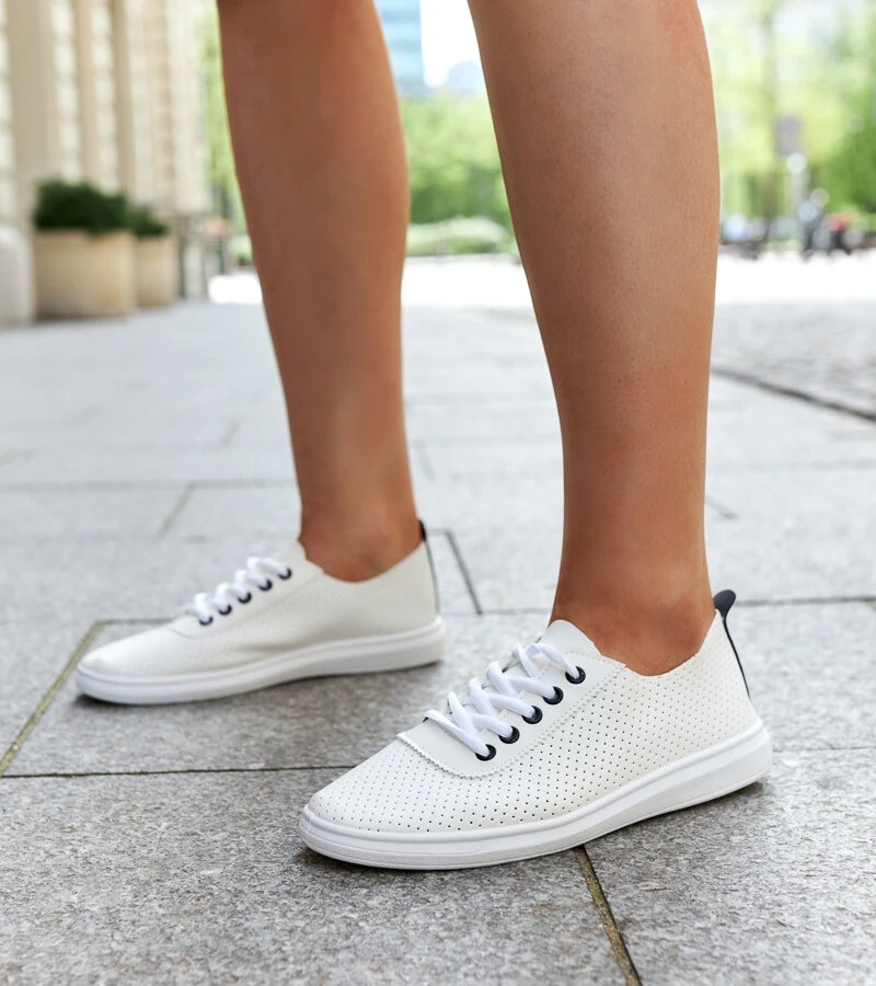 Tenișii albi ai Katinka