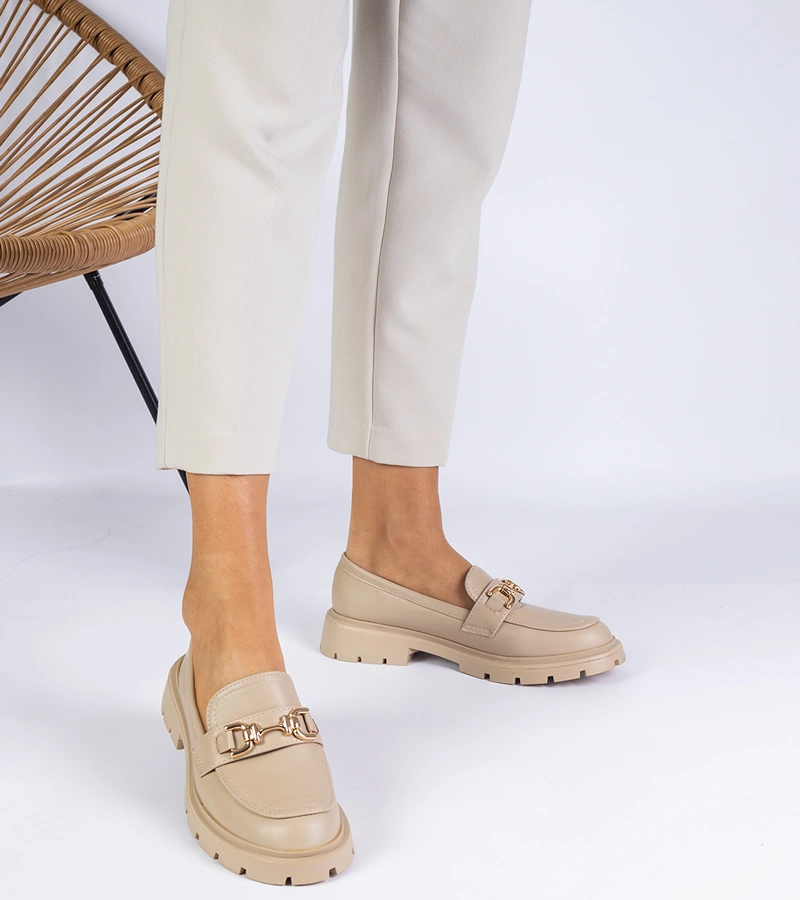 Mocasini bej pentru femei cu ornament auriu Everat