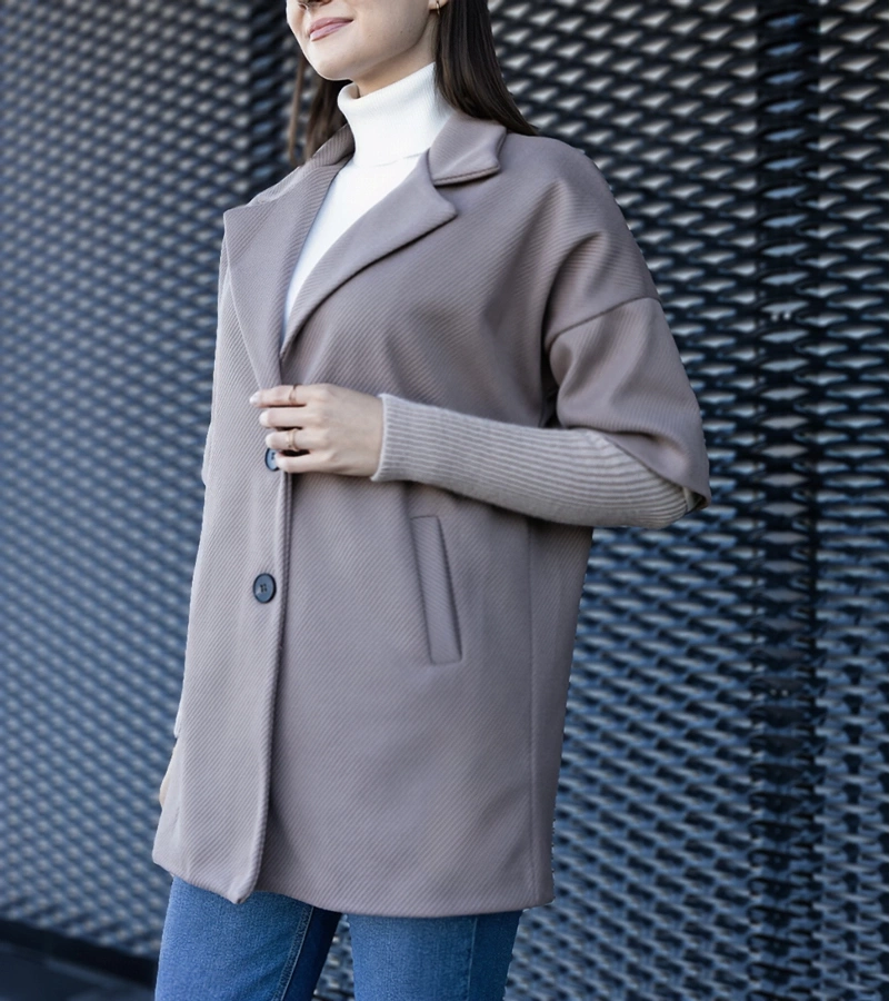 Pardesiu bej închis cu mâneci de pulover Sameha.