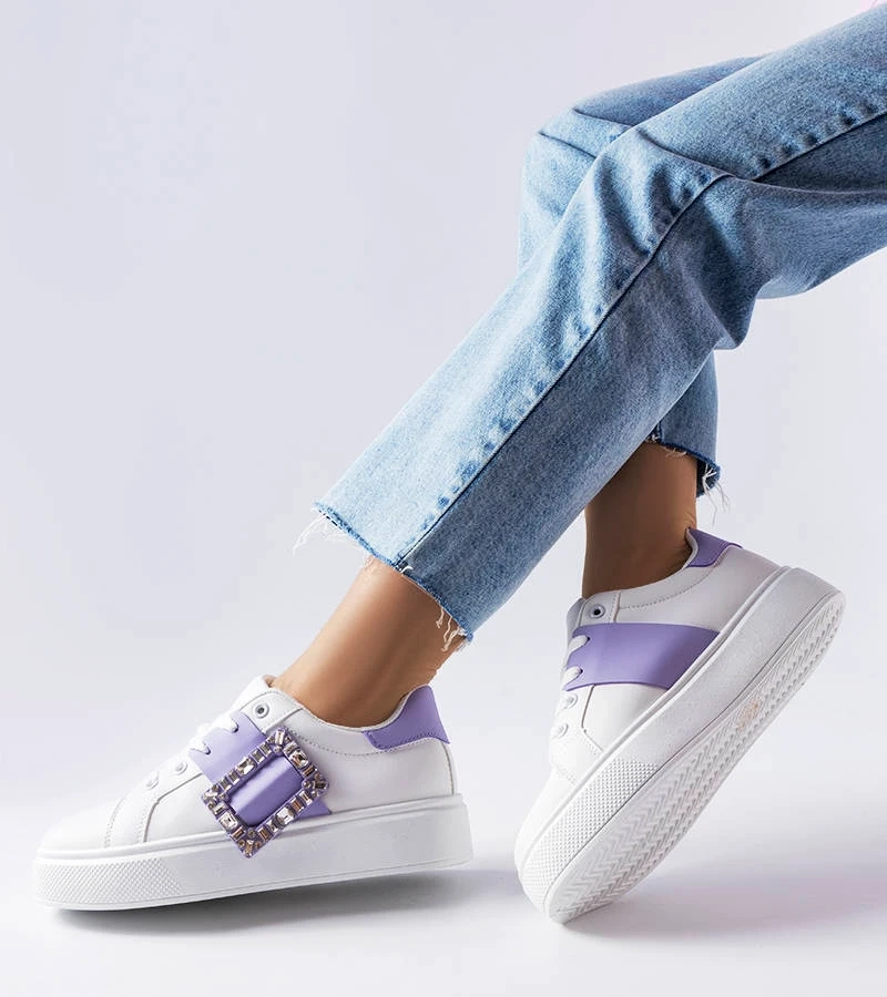 Adidași albi înfrumusețați cu o cataramă Ike mov