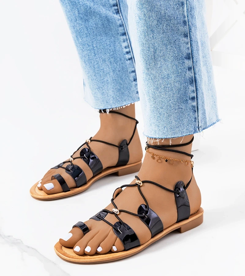 Sandale negre lăcuite de Albertis