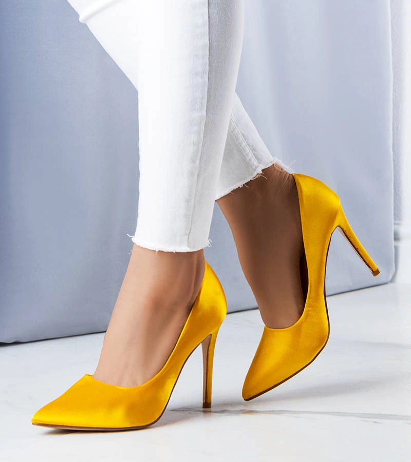 Pantofi stiletto galbeni cu un finisaj satinat de Lochlan